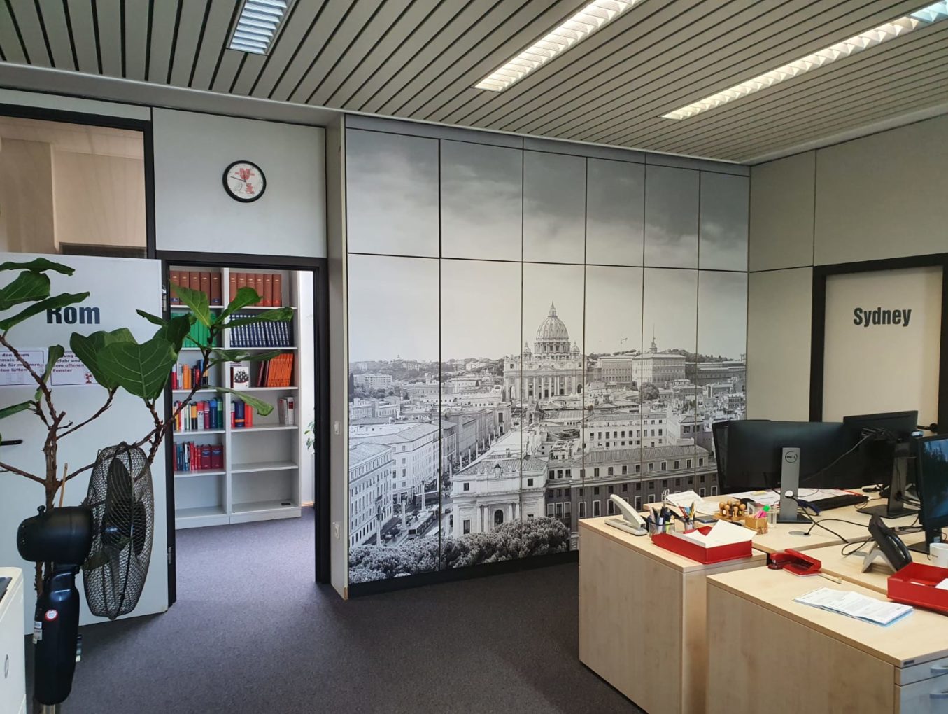 Den alten Büroschrank verschönern – mit Folie so einfach!